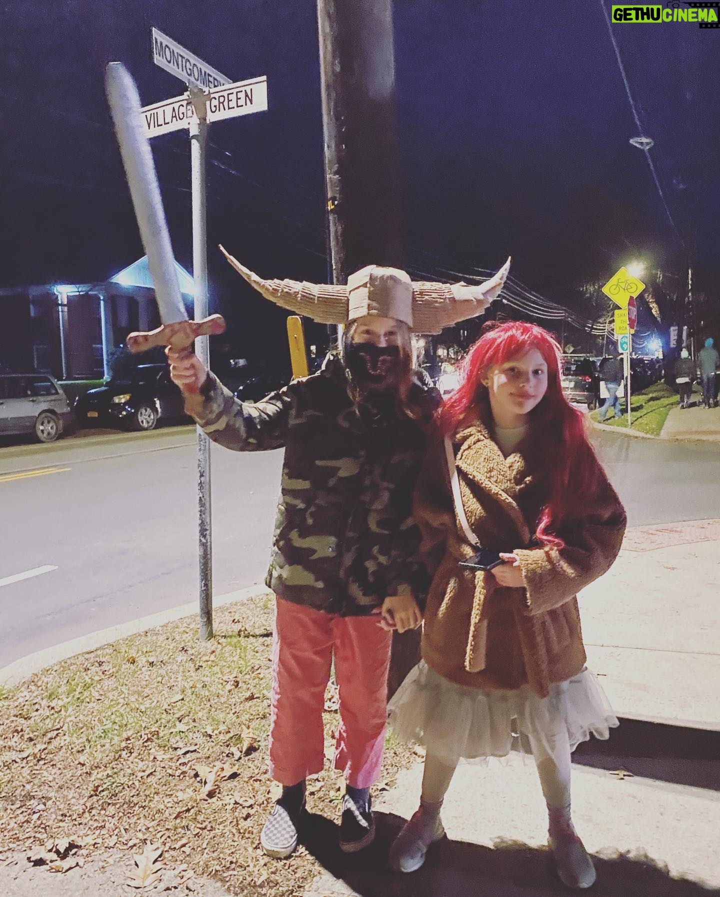 Vera Farmiga Instagram - A fairy good time at @sinterklaas_hudson_valley festival. π§π»ββοΈπ§π»ββοΈππ¦ππ€Άπ§βπ