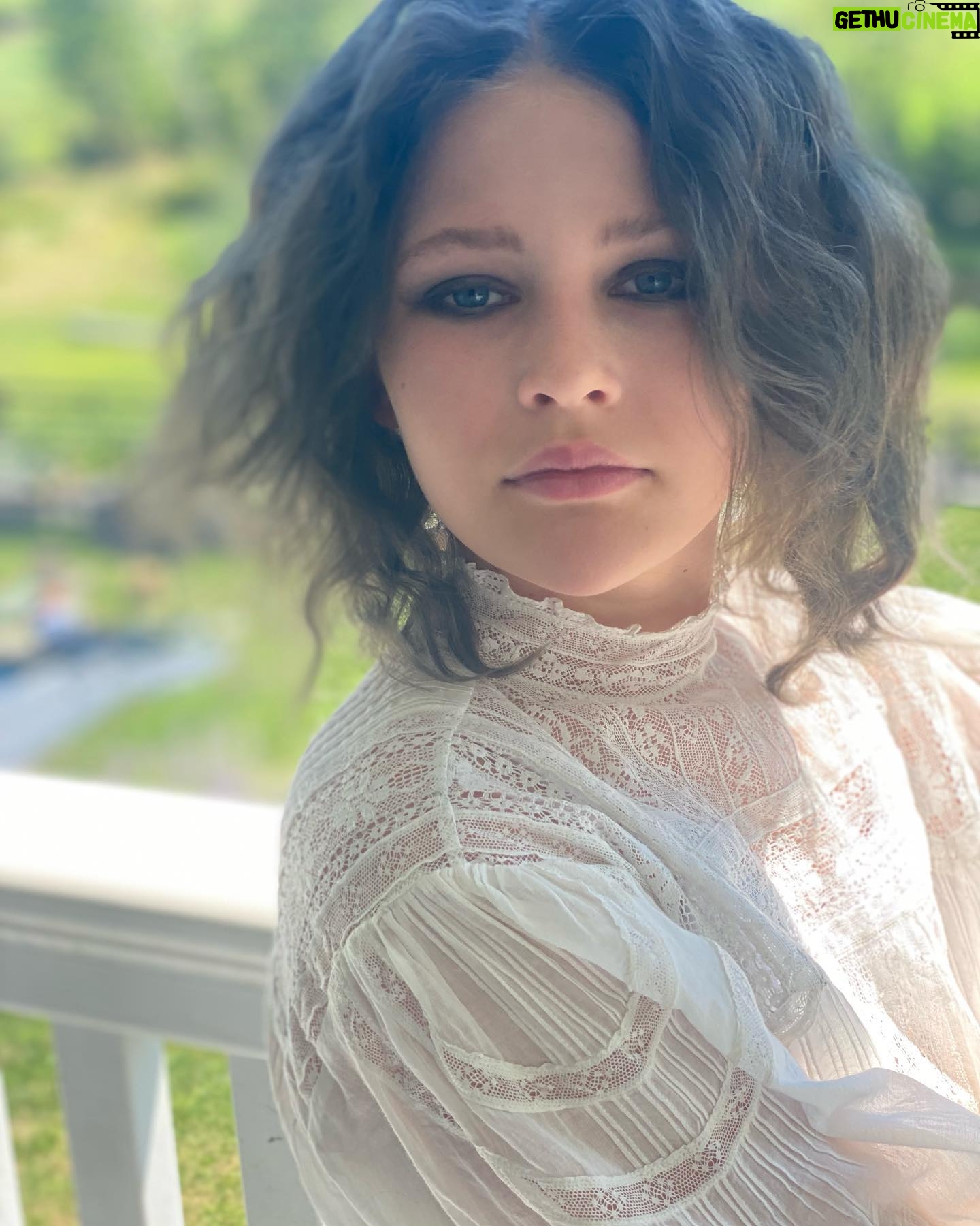 Vera Farmiga Instagram - IT’S FRIDAY, I’M IN LOVE. @rockacademyofficial @thecure show 2NITE and 2TOMORROWnite #kingstonny @herpetologist_fynn @gyttahawkey @rennhawkey