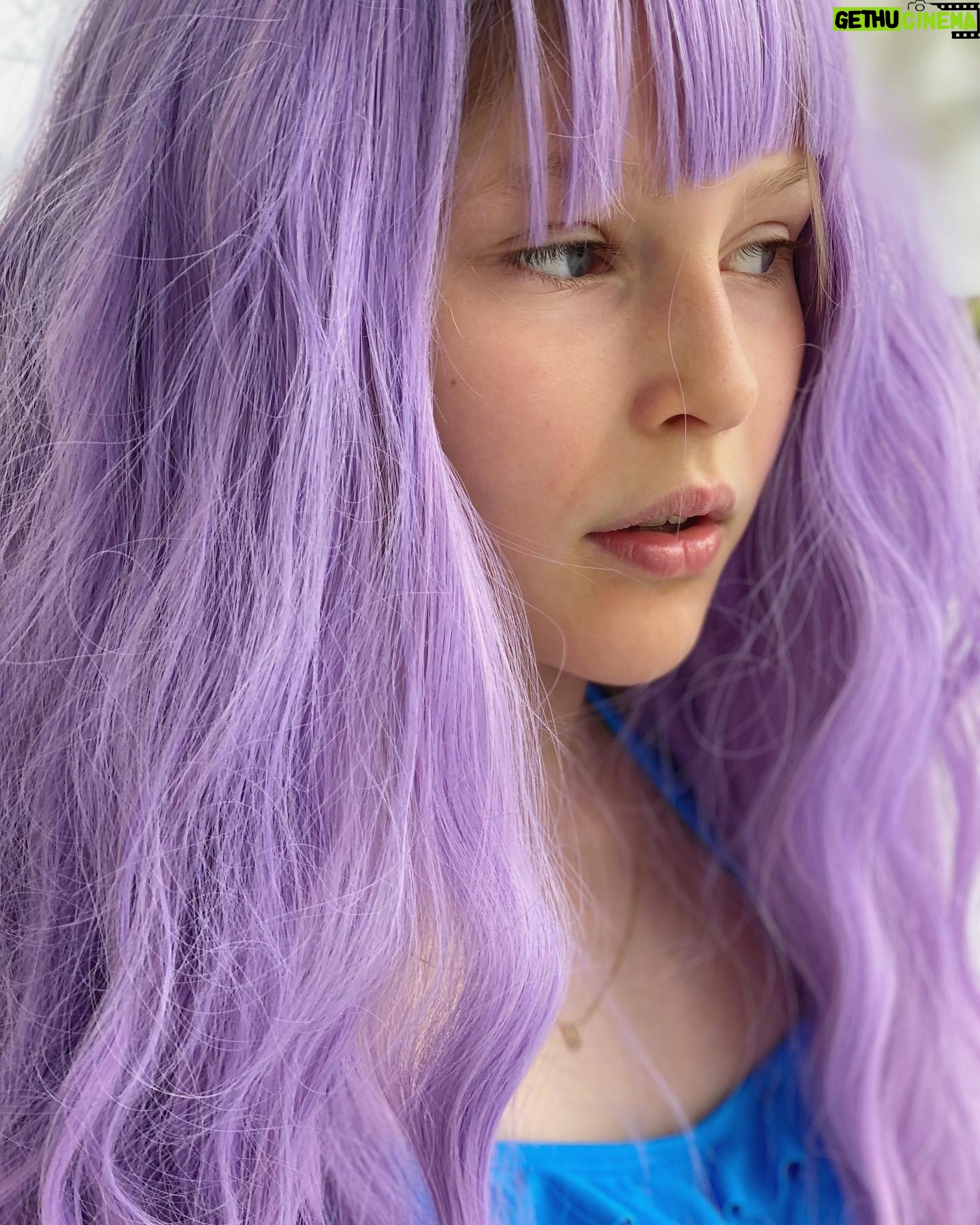 Vera Farmiga Instagram - A lavender hair kinda schoolday. #homeschoolfun #nytough #mermaidtough #stayhome #havefun @gyttahawkey 💗💓💗💓💕🦄🧚🏻♀️🧜🏻♀️🌈