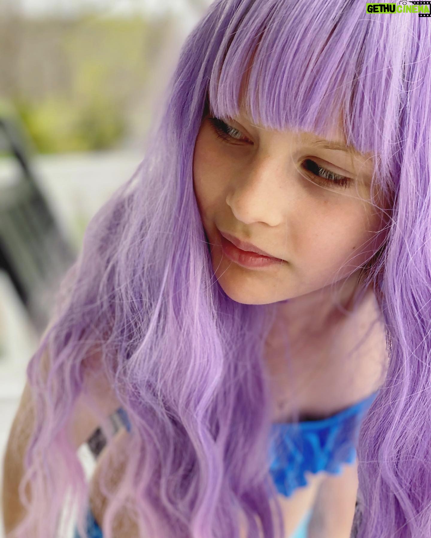 Vera Farmiga Instagram - A lavender hair kinda schoolday. #homeschoolfun #nytough #mermaidtough #stayhome #havefun @gyttahawkey 💗💓💗💓💕🦄🧚🏻♀️🧜🏻♀️🌈