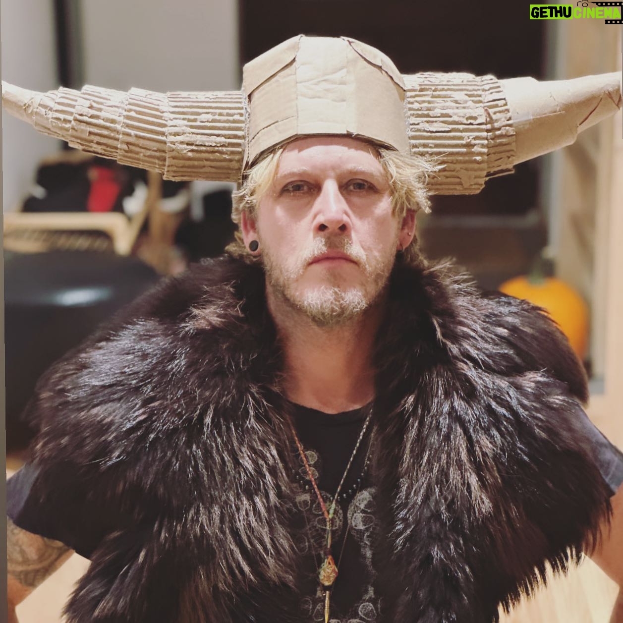 Vera Farmiga Instagram - Happy 49, my Lover King @rennhawkey You’re so hot. ❤️🔥❤️🔥❤️🔥