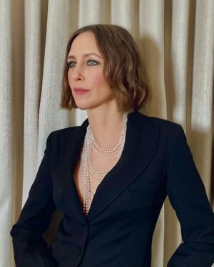 Vera Farmiga Instagram - A MARVELous @HAWKEYEofficial premiere thanks to my #Glamgang Styling: @ecduzit  Hair: @jennychohair  Makeup: @karayoshimotobua  Suit: @bella_freud  Pearls: @ryanrocheny and @verafarmiga