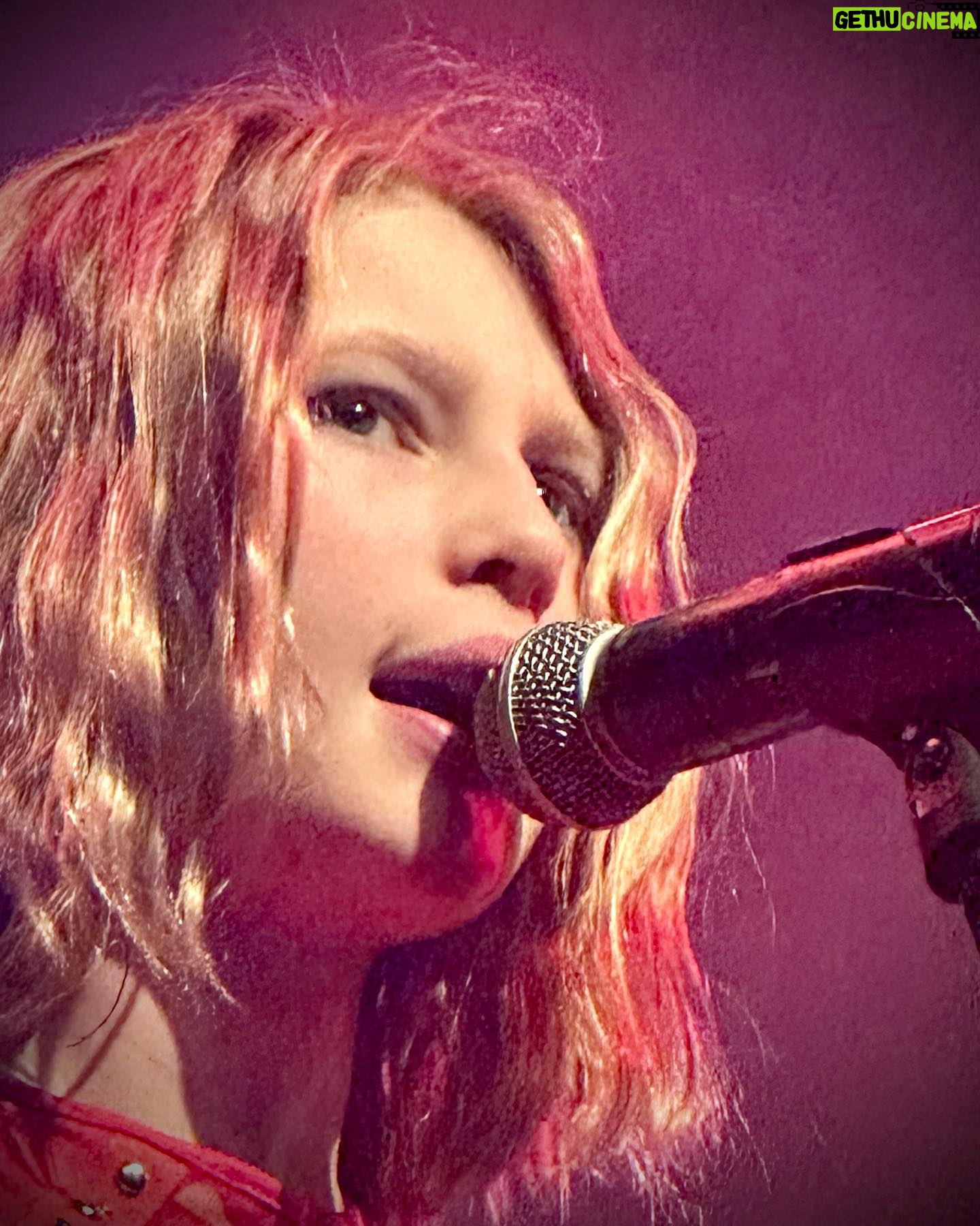 Vera Farmiga Instagram - 👁️ of the Tigress. 🐅❤️🦄 @gyttahawkey @rockacademyofficial @thewoodstockplayhouse #arenarock @rennhawkey