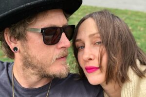 Vera Farmiga Instagram - Dear @justinpjtrudeau, Happy Father’s Day.  I wish I was home celebrating with my family this weekend, it’s just a car ride away, across the border.  We have kids the same age.  I have been apart from own and my husband going on 8 weeks.  I am fully vaxxed for months now and work permitted, trapped in Toronto because of the current 14 day quarantine, which is flagrant in the face of science. LOVE AND FAMILY IS ESSENTIAL.  I get putting a halt on non essential travel until further notice July 21st, but I am here contributing to your economy, double vaxxed and work permitted. Please lift quarantine restrictions for the fully vaxxed and essential work permitted.  Again, Happy Father’s Day.  @senschumer @pattyhajdu @fordnationdougford @joebiden @kamalaharris @repbrianhiggins @rennhawkey @fynnhawkey @herpetologist_fynn  @gyttahawkey
