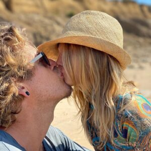 Vera Farmiga Instagram - Happy Father’s Day to the Pied Piper sherpa of our lives, @rennhawkey. You, Love of my life, have walked 4541 days of epic paternity, carrying us on your strong back, giving, sacrificing, loving, humoring us towards the summit.  Rock on, my Love, in your fatherhood expedition.  You are a master.