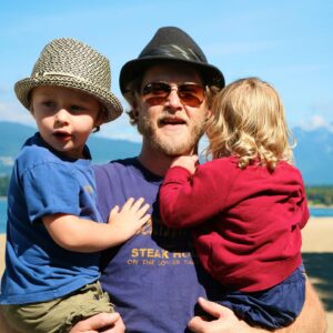 Vera Farmiga Instagram - Happy Father’s Day to the Pied Piper sherpa of our lives, @rennhawkey. You, Love of my life, have walked 4541 days of epic paternity, carrying us on your strong back, giving, sacrificing, loving, humoring us towards the summit.  Rock on, my Love, in your fatherhood expedition.  You are a master.