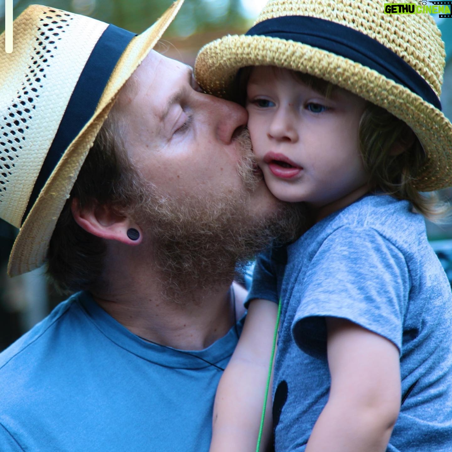 Vera Farmiga Instagram - Happy Father’s Day to the best of the best, my king @rennhawkey . ❤️❤️❤️