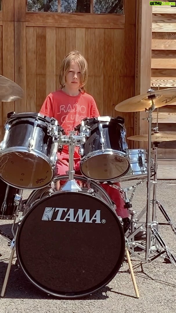 Vera Farmiga Instagram - He’s his own band. 🖤@fynnhawkey @herpetologist_fynn #quarantunes @cgpsnyc #virtualvarietyshow @rennhawkey #randyrhoads @ozzyosbourne #crazytrain @rennhawkey @rockacademyofficial