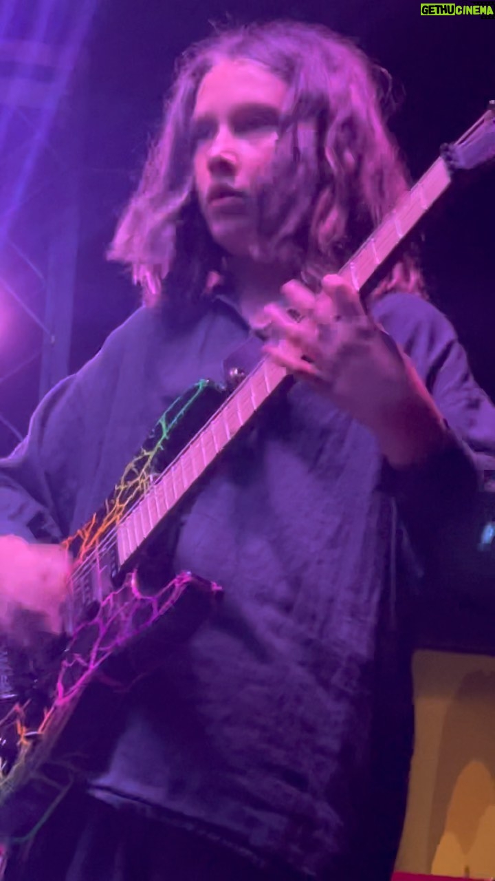 Vera Farmiga Instagram - #NeverEnough of this guy and his whammy bar. @herpetologist_fynn 🎸at @rockacademyofficial’s @thecure show. @officialjacksonguitars @rennhawkey