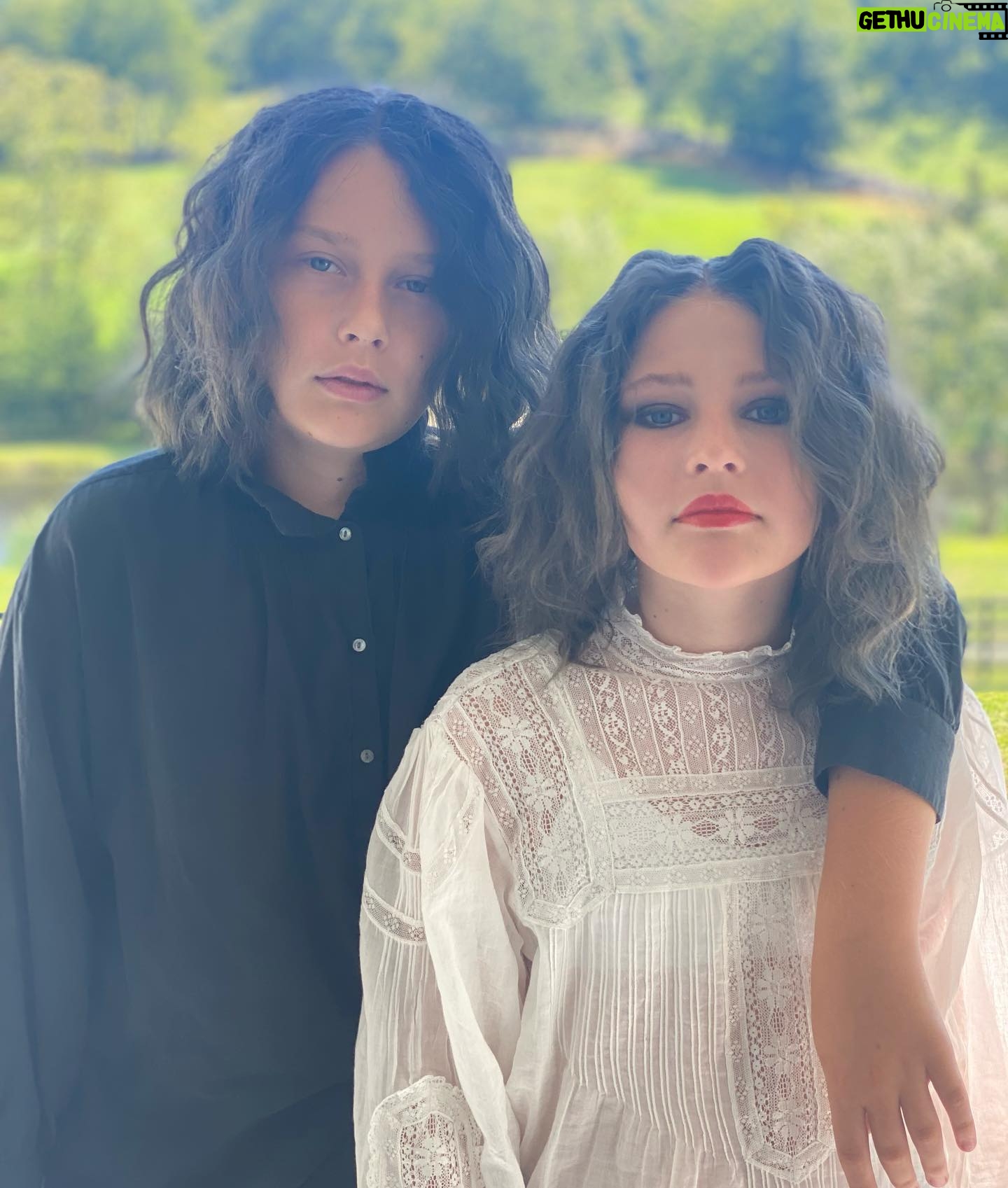 Vera Farmiga Instagram - IT’S FRIDAY, I’M IN LOVE. @rockacademyofficial @thecure show 2NITE and 2TOMORROWnite #kingstonny @herpetologist_fynn @gyttahawkey @rennhawkey
