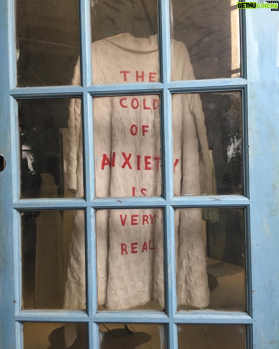 Vera Holtz Instagram - "O frio da ansiedade é muito real". Obra da Louise Bourgeois que está na Fondazione Prada.