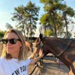 Vicky Kaya Instagram - Εδώ και 15 χρόνια απολαμβάνουμε τον παράδεισο του @rancheros_farm 🐴στην μαγευτική παραλία της Αγίας Άννας στην Εύβοια. Η Νανσυ και η αδερφή της Ντέπυ αγκαλιάζουν και φροντίζουν με απέραντη αγάπη τα άγρια άλογα της φάρμας, ανιδιοτελώς 🤍 Εδώ βρισκόμαστε κοντά στη φύση, ιππεύουμε, καθαρίζουμε, βοηθάμε, και πάνω απ’ όλα υποστηρίζουμε έναν φυσικό και ισορροπημένο τρόπο ζωής για τα παιδιά. Ας ενώσουμε τις δυνάμεις μας για να δώσουμε στο @rancheros_farm μια νέα στέγη 🏡 Όποιος ενδιαφέρεται μπορεί να επικοινωνήσει απευθείας με τα κορίτσια της φάρμας για περισσότερες πληροφορίες. #horselover #farm #eviagreece