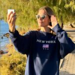 Vicky Kaya Instagram - #ad 💁🏼‍♀️ Taking the perfect selfie with the Flex Window of #GalaxyZFlip5! #TeamGalaxy @samsunggreece