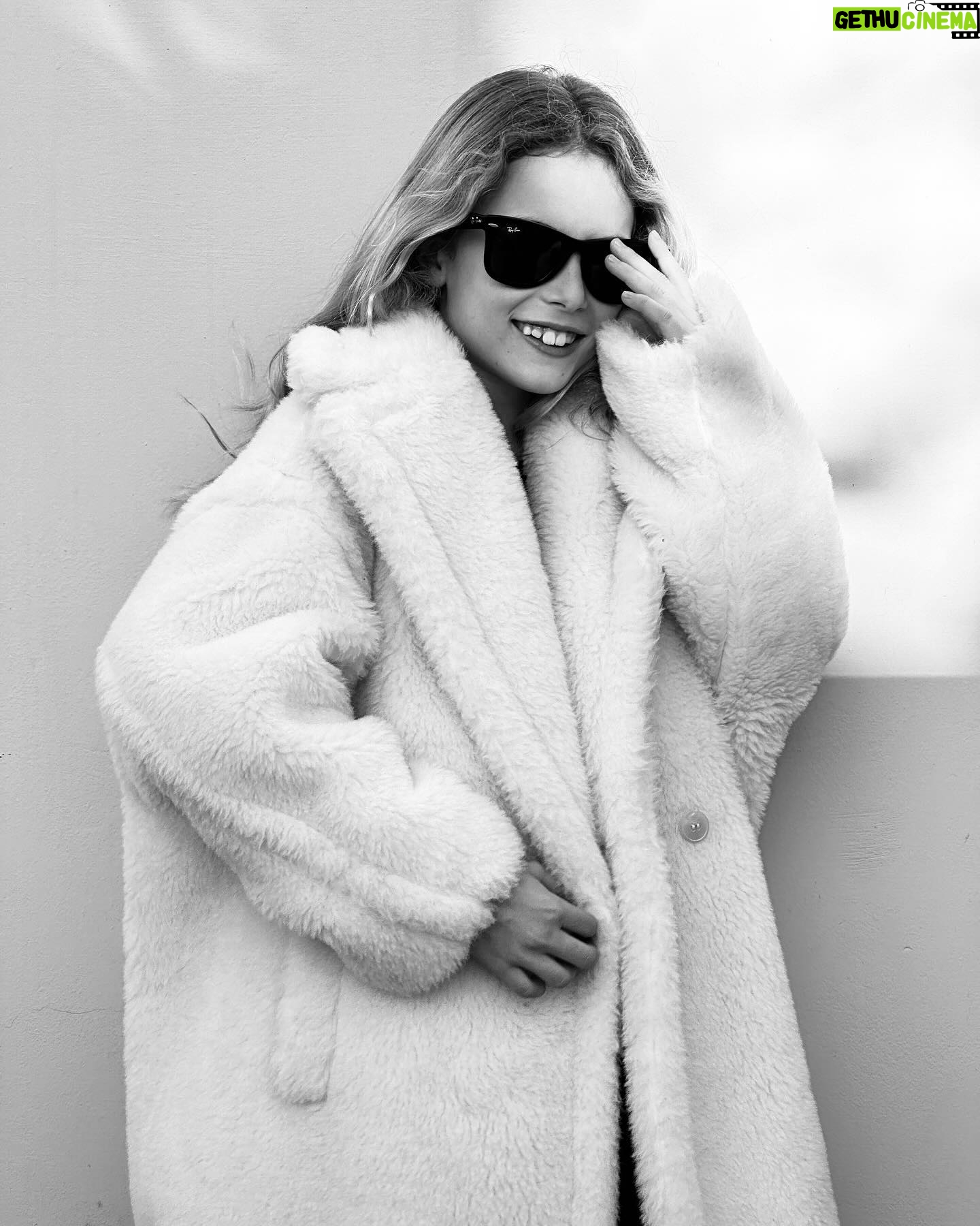 Vicky Kaya Instagram - š¤Celebrating the 10th anniversary of the #MaxMaraTeddyBear coat with my mini-me in Mini Teddy! #MaxMara #MaxMaraTeddyTen @dilfashiongroup @maxmara