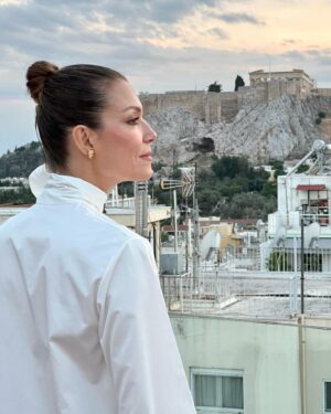 Vicky Kaya Instagram - 🙏🏻 Είμαι ευγνώμων στον Αλέξανδρο Βούλγαρη (The Boy) που με φαντάστηκε ως Σοφία, και μου έθεσε αυτή την πρό(σ)κληση. Το Πολύδροσο είναι ένα μεγάλο ταξίδι, για αμέτρητους λόγους που δεν χωράνε σε αυτή τη λεζάντα. Σας προτρέπω να το ανακαλύψετε οι ίδιοι, από την 🎬 Πέμπτη 16 Μαϊου σε επιλεγμένους  κινηματογράφους. Μαζί με τη @sofiakokkali 🤍 εξερευνούμε τις ανθρώπινες σχέσεις, τον τόπο, τη φύση, τα συναισθήματα. Ευχαριστώ όλους τους συντελεστές για αυτή τη μοναδική και βαθιά βιωματική εμπειρία. 🥹🥰❤️ #polydroso #cinobo #cineparis