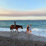 Vicky Kaya Instagram - Εδώ και 15 χρόνια απολαμβάνουμε τον παράδεισο του @rancheros_farm 🐴στην μαγευτική παραλία της Αγίας Άννας στην Εύβοια. Η Νανσυ και η αδερφή της Ντέπυ αγκαλιάζουν και φροντίζουν με απέραντη αγάπη τα άγρια άλογα της φάρμας, ανιδιοτελώς 🤍 Εδώ βρισκόμαστε κοντά στη φύση, ιππεύουμε, καθαρίζουμε, βοηθάμε, και πάνω απ’ όλα υποστηρίζουμε έναν φυσικό και ισορροπημένο τρόπο ζωής για τα παιδιά. Ας ενώσουμε τις δυνάμεις μας για να δώσουμε στο @rancheros_farm μια νέα στέγη 🏡 Όποιος ενδιαφέρεται μπορεί να επικοινωνήσει απευθείας με τα κορίτσια της φάρμας για περισσότερες πληροφορίες. #horselover #farm #eviagreece
