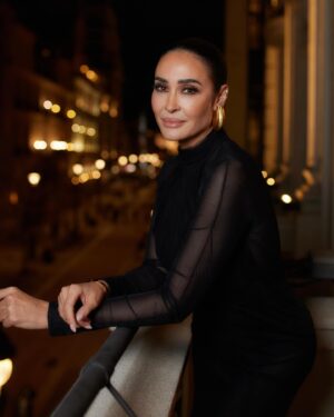 Vicky Martín Berrocal Instagram - Noche mágica la de ayer💥
Es cierto que intento celebrar la vida cada día pero ayer además celebre mi cumpleaños… os quiero enseñar el look😊
Y también para que fuera aún más especial decidí pasar la noche en el que se ha convertido en mi segunda casa en Madrid 
@fsmadrid 🤍🤍

👗 @victoria.coleccion Estudio 
👡 @giuseppezanotti 
👝 @aquazzura 
📸 @manuelmartosc 
🧥 @redondobrand