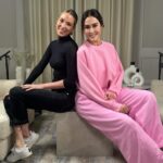 Vicky Martín Berrocal Instagram - Feliz de presentaros a la invitada de mi #podcast #asolascon Ella es la protagonista de una de esas historias de amor de cuento de hadas, de esas que crees que ya no existen … pero siiiiiii! 🤍🤍 No os perdáis esta charla con @alicecampello !! Una mujer dulce, cercana y luchadora y sobre todo un descubrimiento que espero os reconcilie con la idea del amor romantico. A partir de mañana a las 8 am en @podiumpodcast y en todas las plataformas de una forma gratuita Gracias @fsmadrid 🤍🤍