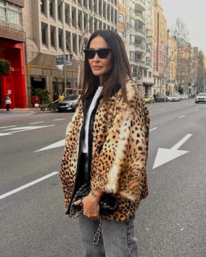 Vicky Martín Berrocal Instagram - He sacado el chaquetón de leopardo a la calle 🐆 
Es curioso, pero durante todo este invierno alguna vez quise ponérmelo, pero al final siempre terminaba colgado en mi armario. Hasta ahora, que como habéis visto ha llegado la locura por este estampado. Una fiebre que además llega fuera de la estación adecuada.
Y es que habitualmente es un estampado más relacionado con el invierno. Pero ya sabéis que en este loco mundo de la moda todo puede pasar 🤪
Os gusta? A mi me chifla y amenazo con ponérmelo mucho este verano 😝