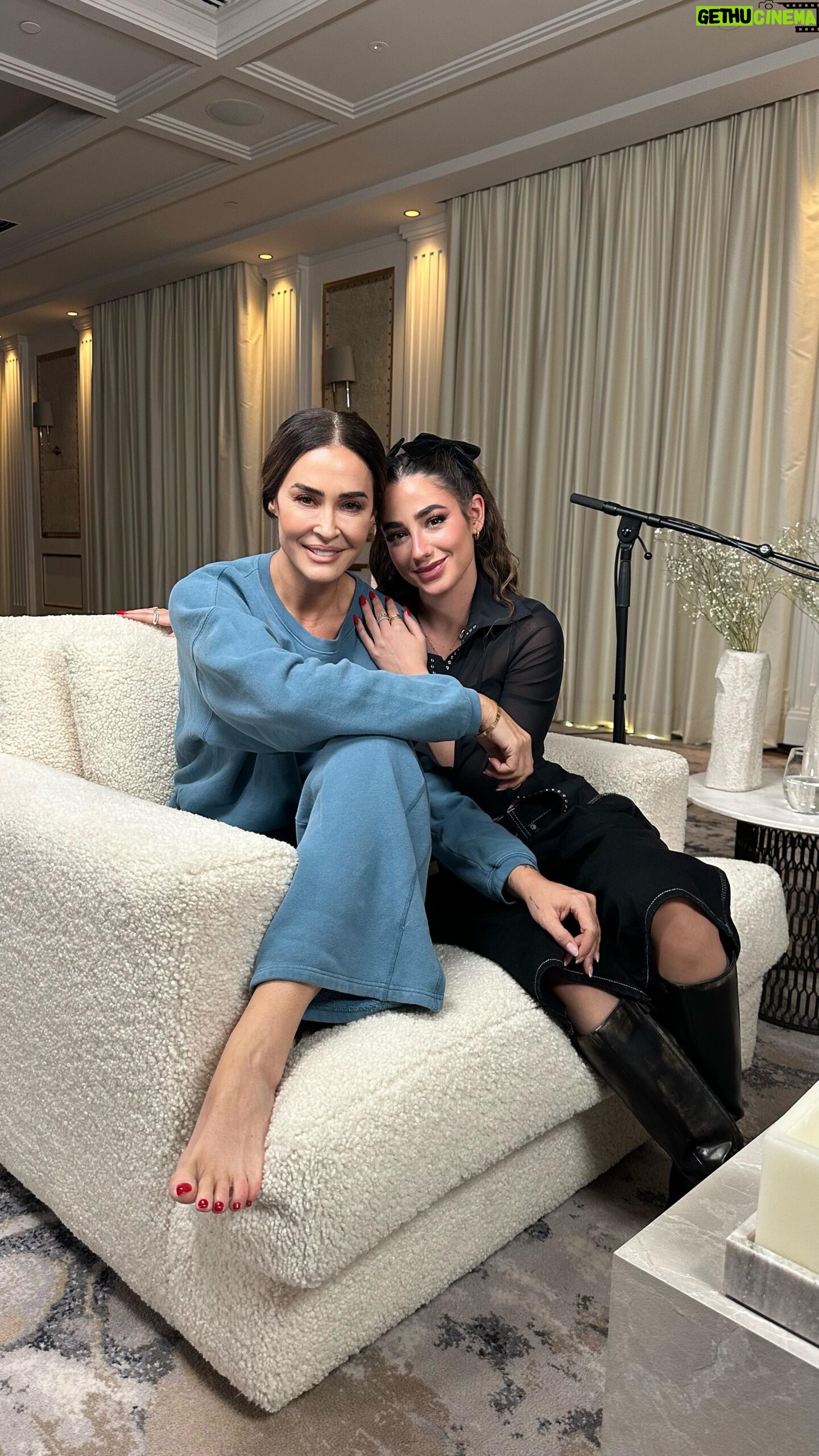 Vicky Martín Berrocal Instagram - Mi invitada de esta semana en #asolascon es @lolalolita ❤️ Quizas muchos no le pongáis cara, pero es la tiktoker con más seguidores de nuestro país con casi 12 millones de seguidores… tiene documental propio en Amazon prime y con solo 21 años ya es imagen de Loreal París Tenía ganas de charlar con ella y que me contara como empezó, como lo consiguió y como se siente una niña de 21 años con esa vida. Gracias LolaLolita por enseñarme esa parte de ti que en redes no se ve y por contarme cosas que nunca has contado. Mañana a las 8 am en @podiumpodcast y en todas las plataformas de una forma gratuita! Gracias @fsmadrid por hacerme sentir como en casa