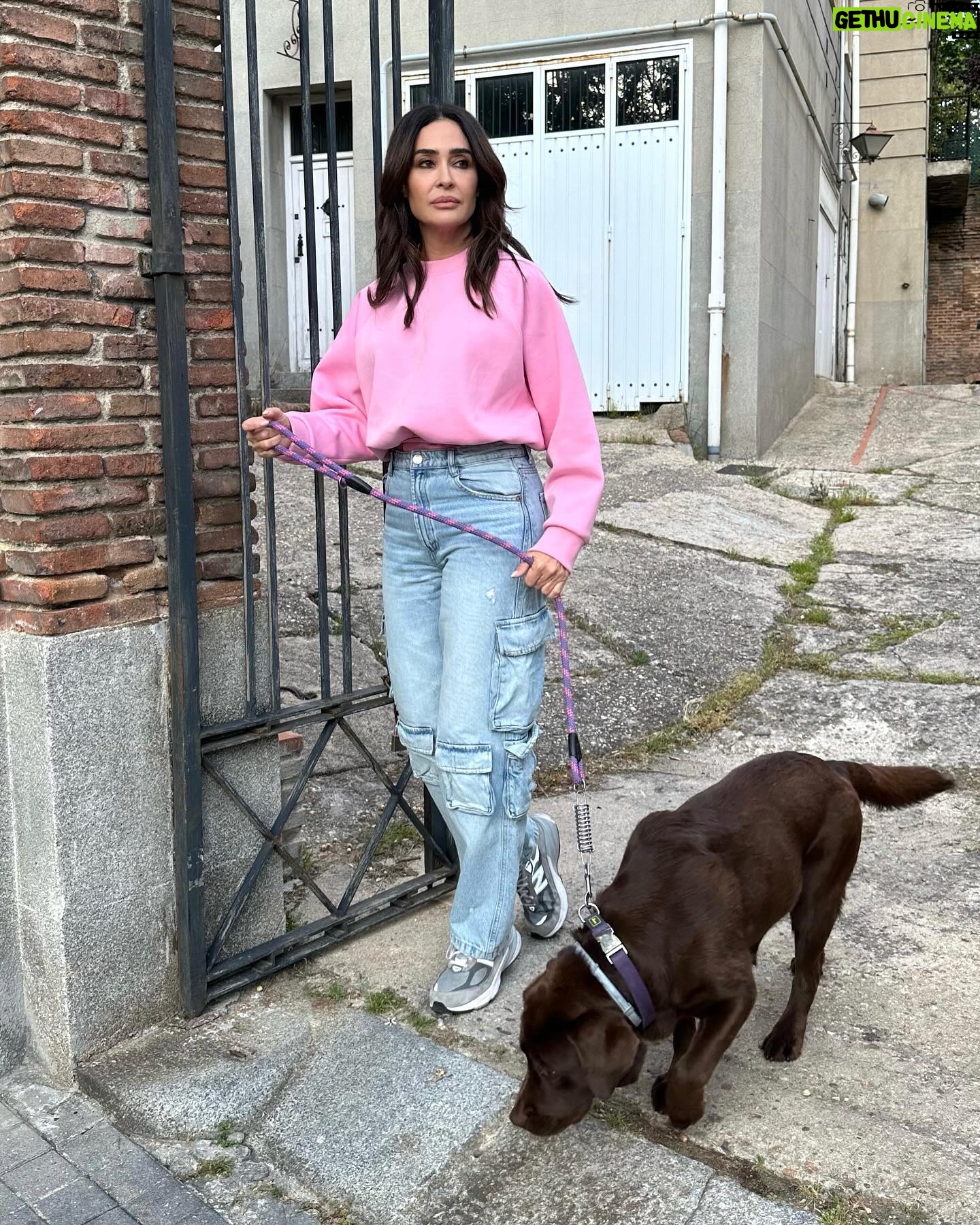 Vicky Martín Berrocal Instagram - 🐶🩷 Aunque lo penséis no me vestí para ir a juego😜