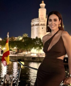 Vicky Martín Berrocal Instagram - Felicidades a todos los que como yo, tuvieron la suerte de criarse comiendo gazpacho, pringa y pescaito frito. 
A los que saben que en Semana Santa empieza el verano. 
A los que se ríen hasta de su sombra y a los que exageran contando historias. 
Felicidades a todos los que podéis disfrutar de campo, mar, playa y nieve sin salir de su tierra. Felicidades a los vagos y a los trabajadores. A los que presumen de su tierra con devoción. Felicidades a los que cuentan chistes y a los que no. 
Felicidades a los entendieron que sevilla, Almería, Córdoba, Jaén, Granada, Huelva, Malaga y Cádiz tienen un color especial. 
Felicidades a todos y a cada uno, por tener la suerte de ver el mundo desde un sitio privilegiado y diferente. 
Viva Andalucía!!! Feliz día andaluces!