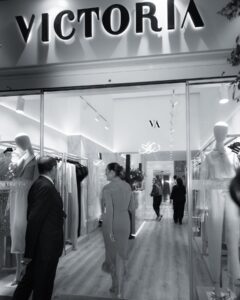 Vicky Martín Berrocal Instagram - No sé que me hace más ilusión, si abrir @victoria.coleccion en mi querida Málaga o ver que después de 19 años seguís acompañándome y gritando mi sueño. Gracias Málaga por haberme acogido con tantísimo cariño y por hacerme pasar una noche inolvidable. Aterrizamos con nuestra segunda tienda en Andalucía y os esperamos ♥️
