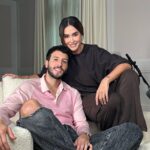Vicky Martín Berrocal Instagram - Mi amigo Jesús Quintero decia: “ Creo en las personas de verdad, en las que no tienen filtros y se quitan la máscara” . Y yo no puedo estar más de acuerdo. Por eso mi primer invitado tenía que ser el… Hoy tengo el placer de presentar al primer hombre que llega a este universo que ya es más vuestro que mío. #asolascon GRACIAS @sebastianyatra por querer estar a solas conmigo y por regalarme una de las charlas más bonitas, más intensa y más pura. Gracias por tu inmensa generosidad y por supuesto por hablar desde el alma. Sin filtros, ni máscaras…ERES MAGIA🤍 Y no quiero olvidarme una vez más de mis mejores compañeros de viaje @podiumpodcast y por supuesto del hotel @fsmadrid por ser nuestra casa en esta segunda temporada. Mañana a las 8am en todas las plataformas de una forma gratuita. Espero que disfrutéis 🤍