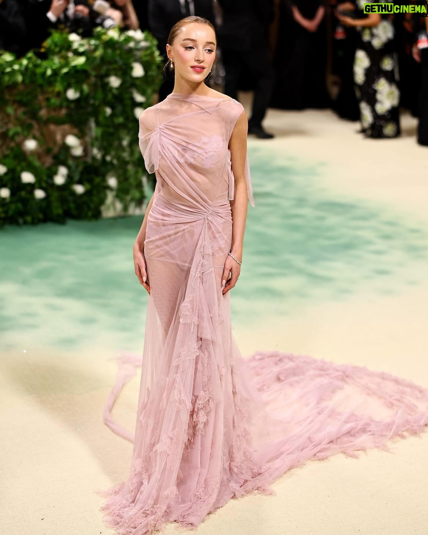 Victoria Beckham - 1.1 Million Likes - British star, Phoebe Dynevor wore a custom Victoria Beckham gown to last night’s Met Gala. In a nod to this year’s ‘Sleeping Beauties’ theme, the ethereal silhouette was hand-crafted from archival lace, and embellished with over 300 lace appliqué flowers, hand-cut and hand-sewn onto a tulle base. Find out more in stories…
#VBMetGala