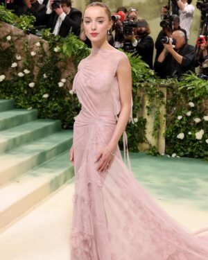Victoria Beckham Instagram - British star, Phoebe Dynevor wore a custom Victoria Beckham gown to last night’s Met Gala. In a nod to this year’s ‘Sleeping Beauties’ theme, the ethereal silhouette was hand-crafted from archival lace, and embellished with over 300 lace appliqué flowers, hand-cut and hand-sewn onto a tulle base. Find out more in stories…

#VBMetGala