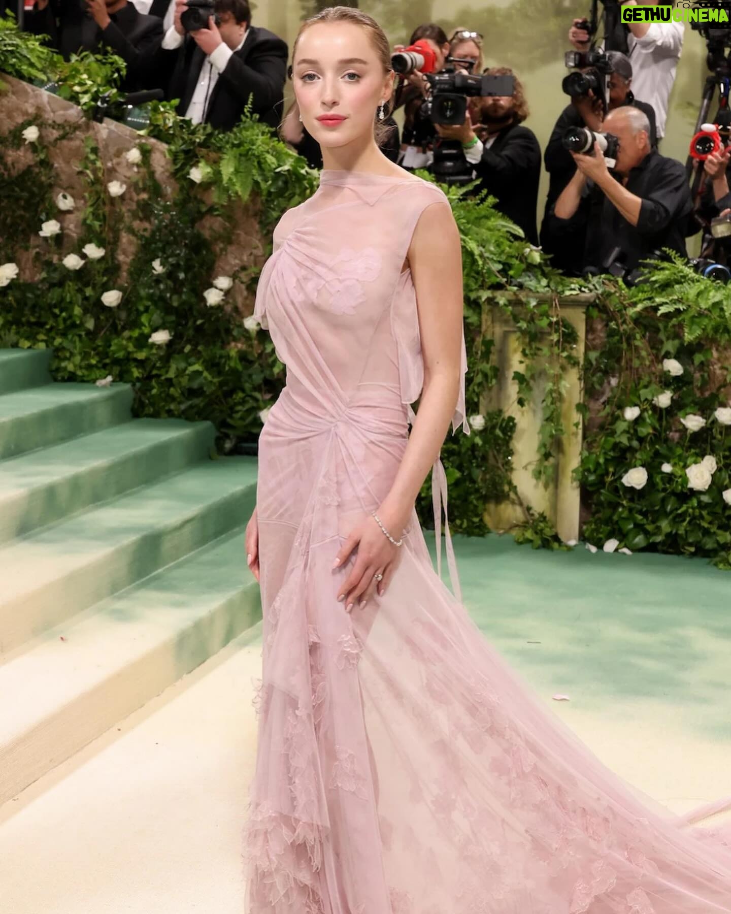 Victoria Beckham - 1.1 Million Likes - British star, Phoebe Dynevor wore a custom Victoria Beckham gown to last night’s Met Gala. In a nod to this year’s ‘Sleeping Beauties’ theme, the ethereal silhouette was hand-crafted from archival lace, and embellished with over 300 lace appliqué flowers, hand-cut and hand-sewn onto a tulle base. Find out more in stories…
#VBMetGala