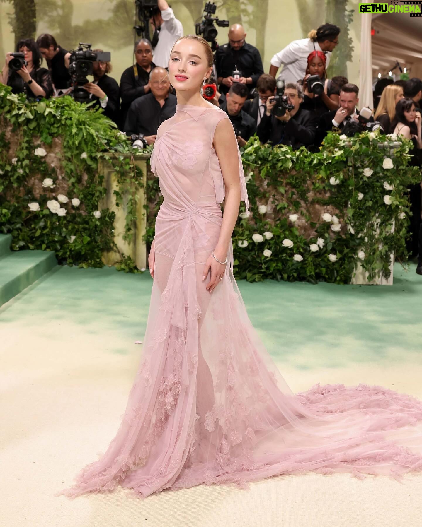Victoria Beckham - 1.1 Million Likes - British star, Phoebe Dynevor wore a custom Victoria Beckham gown to last night’s Met Gala. In a nod to this year’s ‘Sleeping Beauties’ theme, the ethereal silhouette was hand-crafted from archival lace, and embellished with over 300 lace appliqué flowers, hand-cut and hand-sewn onto a tulle base. Find out more in stories…
#VBMetGala