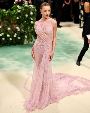 Victoria Beckham Instagram - British star, Phoebe Dynevor wore a custom Victoria Beckham gown to last night’s Met Gala. In a nod to this year’s ‘Sleeping Beauties’ theme, the ethereal silhouette was hand-crafted from archival lace, and embellished with over 300 lace appliqué flowers, hand-cut and hand-sewn onto a tulle base. Find out more in stories…

#VBMetGala