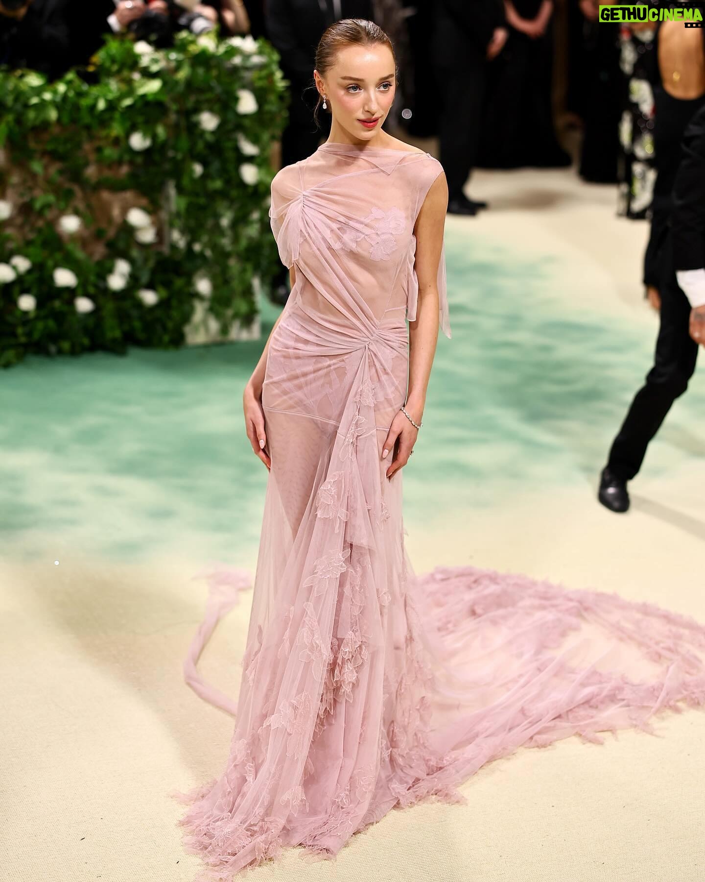 Victoria Beckham - 1.1 Million Likes - British star, Phoebe Dynevor wore a custom Victoria Beckham gown to last night’s Met Gala. In a nod to this year’s ‘Sleeping Beauties’ theme, the ethereal silhouette was hand-crafted from archival lace, and embellished with over 300 lace appliqué flowers, hand-cut and hand-sewn onto a tulle base. Find out more in stories…
#VBMetGala