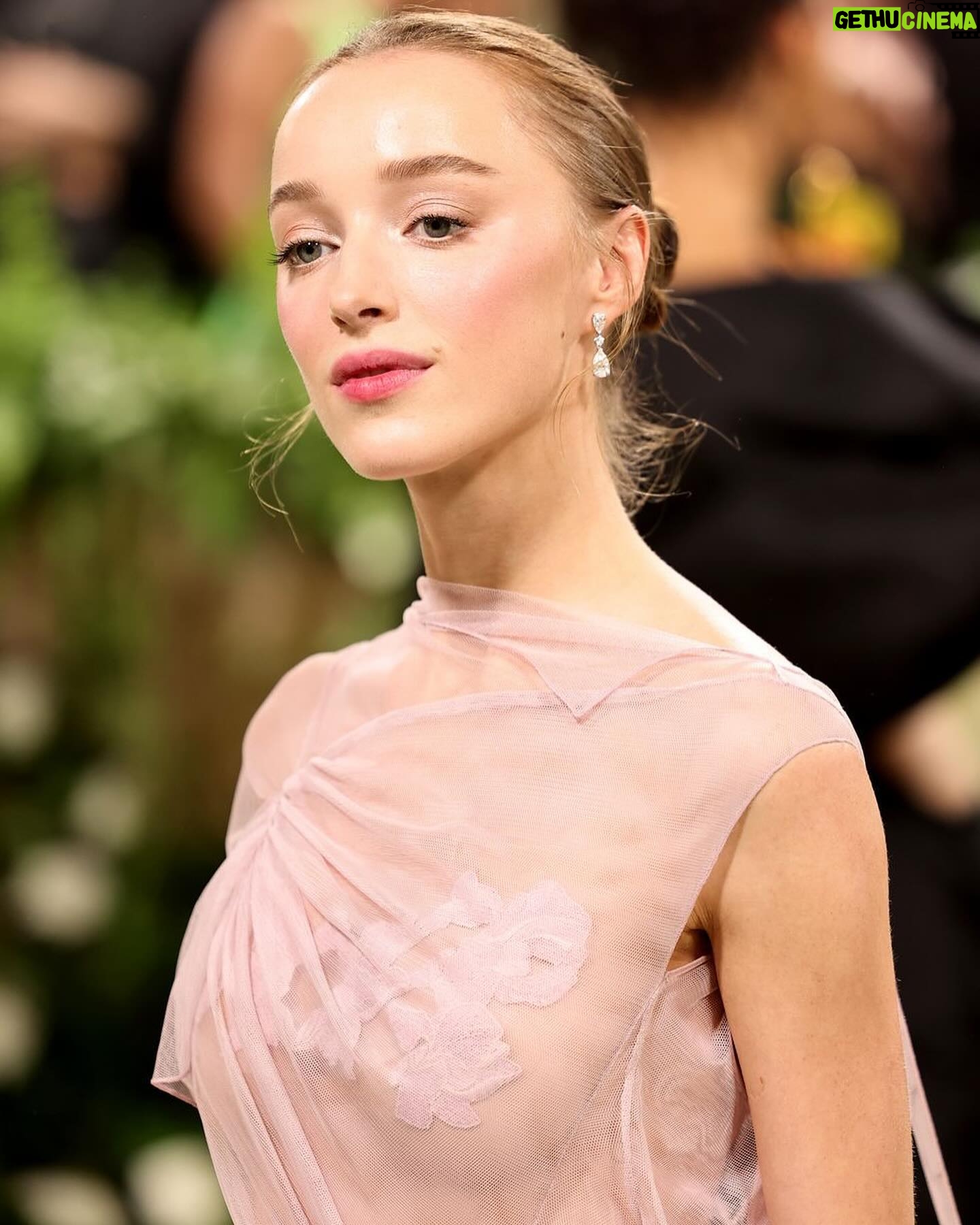 Victoria Beckham - 1.1 Million Likes - British star, Phoebe Dynevor wore a custom Victoria Beckham gown to last night’s Met Gala. In a nod to this year’s ‘Sleeping Beauties’ theme, the ethereal silhouette was hand-crafted from archival lace, and embellished with over 300 lace appliqué flowers, hand-cut and hand-sewn onto a tulle base. Find out more in stories…
#VBMetGala