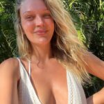 Victoria Jancke Instagram - Broome photo dump 🌅 🐸 #nomakeup #beachcurls #frogsandcamels