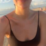 Victoria Jancke Instagram - Broome photo dump 🌅 🐸 #nomakeup #beachcurls #frogsandcamels