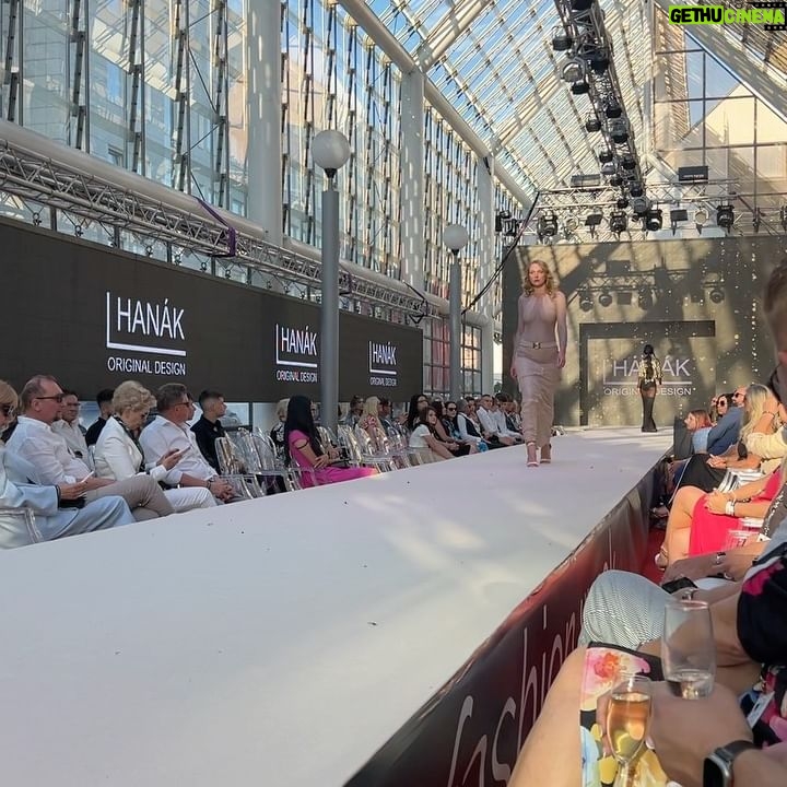 Victoria Jancke - 3 Likes - #anzeige 🇬🇧 Strutting with confidence at @czech_fashion_week grateful for the opportunity to showcase stunning designs and be part of this glamorous event. Thank you to the incredible team @jiri.morstadt , @asymbae and talented designers @fashionislandeurope , @ludekhanak who brought their visions to life. Despite a momentary setback of getting stuck in my dress, I gracefully persevered, embracing the challenges and moving forward. Embrace setbacks as catalysts for growth and transformation. Let your inner grace shine on life's catwalk, knowing each step brings you closer to your dreams. Believe in yourself, embrace challenges, and keep moving forward with unwavering determination. You've got this! 💪✨
🇩🇪 Mit Selbstvertrauen über den Laufsteg bei der @czech.fashion.week schreiten und dankbar für die Gelegenheit, atemberaubende Designs zu präsentieren und Teil dieses glamourösen Events zu sein. Danke an das unglaubliche Team und die talentierten Designer, die ihre Visionen zum Leben erweckt haben. Trotz eines vorübergehenden Rückschlags, als ich in meinem Kleid stecken blieb, habe ich anmutig durchgehalten, die Herausforderungen angenommen und bin weiter vorangeschritten. Nutze Rückschläge als Anstoß für Wachstum und Transformation. Lass deine innere Anmut auf dem Laufsteg des Lebens strahlen, wissend, dass jeder Schritt dich deinen Träumen näher bringt. Glaube an dich selbst, akzeptiere Herausforderungen und gehe mit unbeirrbarer Entschlossenheit voran. Du schaffst das! 💪✨ #CzechFashionWeek #ModelLife #RunwayGlamour #MotivationMonday"