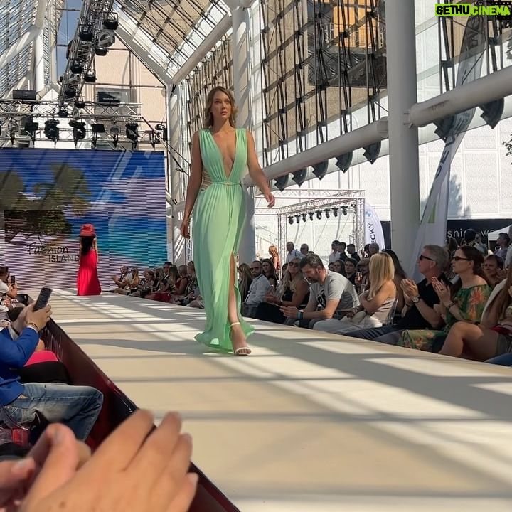 Victoria Jancke - 3 Likes - #anzeige 🇬🇧 Strutting with confidence at @czech_fashion_week grateful for the opportunity to showcase stunning designs and be part of this glamorous event. Thank you to the incredible team @jiri.morstadt , @asymbae and talented designers @fashionislandeurope , @ludekhanak who brought their visions to life. Despite a momentary setback of getting stuck in my dress, I gracefully persevered, embracing the challenges and moving forward. Embrace setbacks as catalysts for growth and transformation. Let your inner grace shine on life's catwalk, knowing each step brings you closer to your dreams. Believe in yourself, embrace challenges, and keep moving forward with unwavering determination. You've got this! 💪✨
🇩🇪 Mit Selbstvertrauen über den Laufsteg bei der @czech.fashion.week schreiten und dankbar für die Gelegenheit, atemberaubende Designs zu präsentieren und Teil dieses glamourösen Events zu sein. Danke an das unglaubliche Team und die talentierten Designer, die ihre Visionen zum Leben erweckt haben. Trotz eines vorübergehenden Rückschlags, als ich in meinem Kleid stecken blieb, habe ich anmutig durchgehalten, die Herausforderungen angenommen und bin weiter vorangeschritten. Nutze Rückschläge als Anstoß für Wachstum und Transformation. Lass deine innere Anmut auf dem Laufsteg des Lebens strahlen, wissend, dass jeder Schritt dich deinen Träumen näher bringt. Glaube an dich selbst, akzeptiere Herausforderungen und gehe mit unbeirrbarer Entschlossenheit voran. Du schaffst das! 💪✨ #CzechFashionWeek #ModelLife #RunwayGlamour #MotivationMonday"