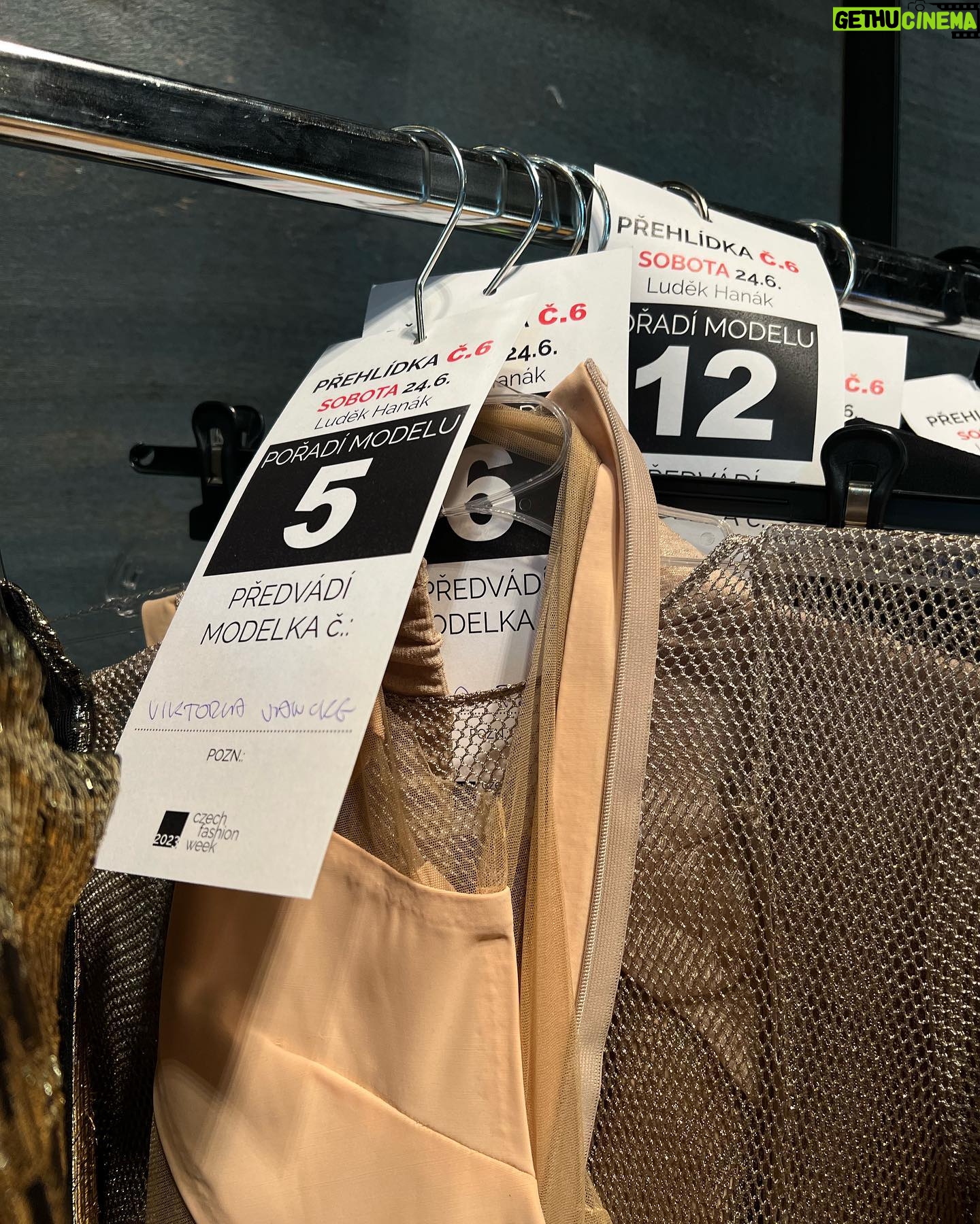 Victoria Jancke - 3 Likes - #anzeige 🇬🇧 Strutting with confidence at @czech_fashion_week grateful for the opportunity to showcase stunning designs and be part of this glamorous event. Thank you to the incredible team @jiri.morstadt , @asymbae and talented designers @fashionislandeurope , @ludekhanak who brought their visions to life. Despite a momentary setback of getting stuck in my dress, I gracefully persevered, embracing the challenges and moving forward. Embrace setbacks as catalysts for growth and transformation. Let your inner grace shine on life's catwalk, knowing each step brings you closer to your dreams. Believe in yourself, embrace challenges, and keep moving forward with unwavering determination. You've got this! 💪✨
🇩🇪 Mit Selbstvertrauen über den Laufsteg bei der @czech.fashion.week schreiten und dankbar für die Gelegenheit, atemberaubende Designs zu präsentieren und Teil dieses glamourösen Events zu sein. Danke an das unglaubliche Team und die talentierten Designer, die ihre Visionen zum Leben erweckt haben. Trotz eines vorübergehenden Rückschlags, als ich in meinem Kleid stecken blieb, habe ich anmutig durchgehalten, die Herausforderungen angenommen und bin weiter vorangeschritten. Nutze Rückschläge als Anstoß für Wachstum und Transformation. Lass deine innere Anmut auf dem Laufsteg des Lebens strahlen, wissend, dass jeder Schritt dich deinen Träumen näher bringt. Glaube an dich selbst, akzeptiere Herausforderungen und gehe mit unbeirrbarer Entschlossenheit voran. Du schaffst das! 💪✨ #CzechFashionWeek #ModelLife #RunwayGlamour #MotivationMonday"