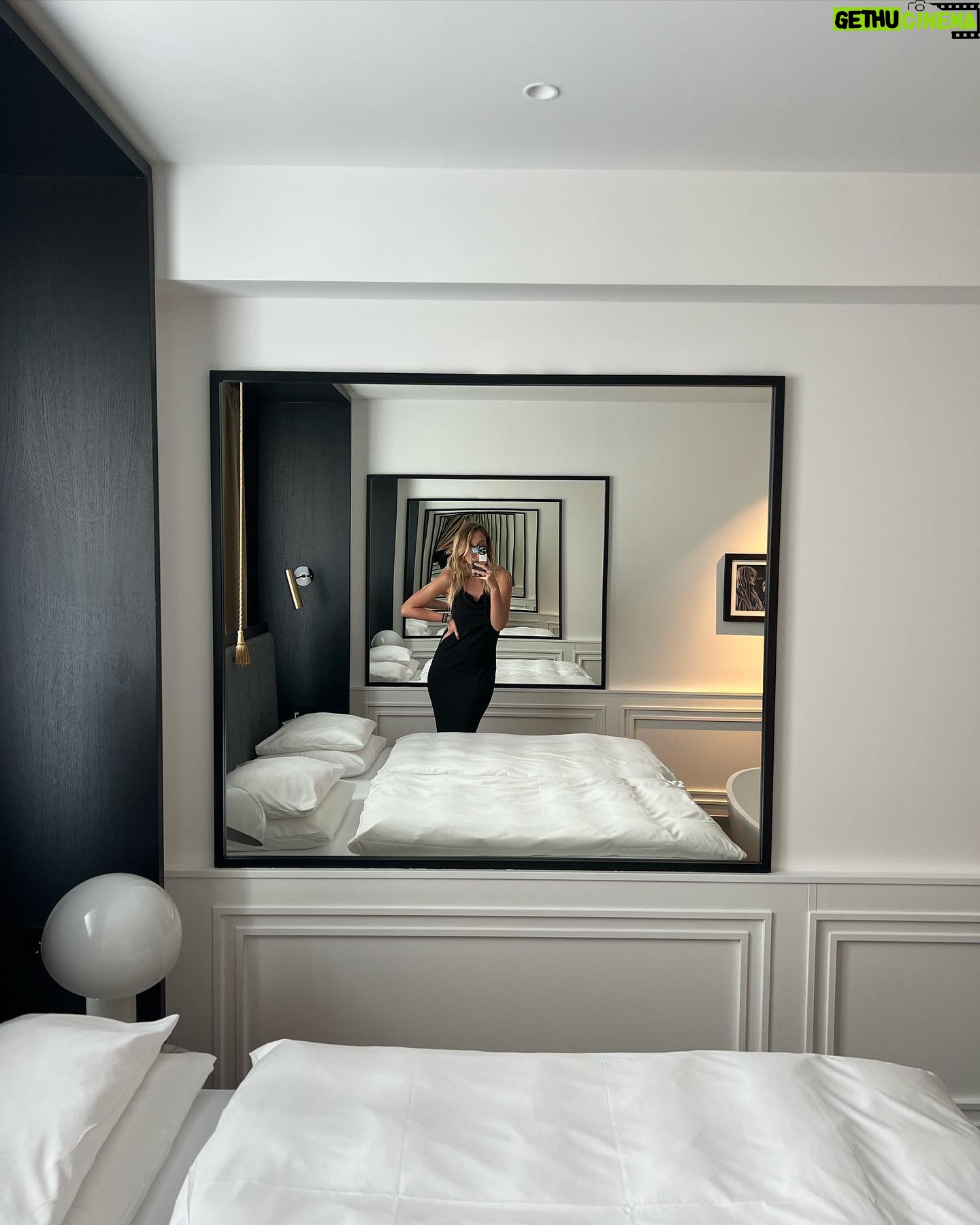 Victoria Jancke Instagram - #anzeige Woke up in @roomers.munich 🦁 favorite top @revolve