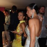 Victoria Mehault Instagram - Recap sur la soirée @magnum où j'ai été une fois de plus une paparazzi 😂 Depuis que j'ai cet appareil photo c'est un enfer, c'est devenu l'extension de mon bras !!! Mention spéciale au retour en chaussettes parce que trop mal aux pieds en talons (chaussettes qui ne sont d'ailleurs même pas à moi 😭)