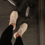 Victoria Mehault Instagram – J’ai vois la lumière blanche à chaques fois que je le fais 😂 Testez le et faite moi un retour mes brindilles 🤍👼🏼