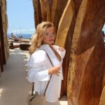 Victoria Mehault Instagram – Ce que font réellement les influenceuses quand elle se prennent en photo dans les beach club 😭 Ps : j’aimerai que quelqu’un arrive à me raisonner sur ma dose de blush