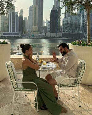 Victoria Mehault Instagram - 1 an aujourd’hui que nous sommes devenus mimi pour la vie🤍 Point positif : un bébé en route ➡️ Point négatif à corriger : toujours pas de vrai demande en mariage !!! motivez le svp 😭
