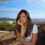 Victoria Mehault Instagram - Dans ma brunette era (même couleur que le canap) 💇🏽‍♀️ J’ai décidé de laisser mes cheveux tranquille avec les décolorations (jusqu’à quand d’ailleurs???) parce que je sentais qu’ils en pouvaient plus et qu’ils pouvaient me lâcher à tout moment 😭 Comme d’habitude, @sabrina_creation à collaboré avec moi pour m’aider à faire cette transition 🤍 Du coup vous préférez quoi??? Même si je peux pas retourner en arrière mnt 😭😭😭