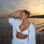 Victoria Mehault Instagram – C’est en postant la dernière photo du carrousel que je me suis rendue compte qu’un date avec moi, c’est L’ENFER 😭 Non seulement je l’ai forcé à me prendre les photos seules pendant minimum 15 minutes puis, j’ai continué mon shooting en solo au lieu d’animer la conversation 😭😭😭 Bref 💕 Sachez que mon ensemble vient de chez @maisonhela et que je le met littéralement dès qu’il est propre tellement je l’aime 🤍👼🏼 C’est une collaboration qui est rémunérée et ma photo est bien évidemment retouchée 💘