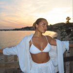 Victoria Mehault Instagram – C’est en postant la dernière photo du carrousel que je me suis rendue compte qu’un date avec moi, c’est L’ENFER 😭 Non seulement je l’ai forcé à me prendre les photos seules pendant minimum 15 minutes puis, j’ai continué mon shooting en solo au lieu d’animer la conversation 😭😭😭 Bref 💕 Sachez que mon ensemble vient de chez @maisonhela et que je le met littéralement dès qu’il est propre tellement je l’aime 🤍👼🏼 C’est une collaboration qui est rémunérée et ma photo est bien évidemment retouchée 💘