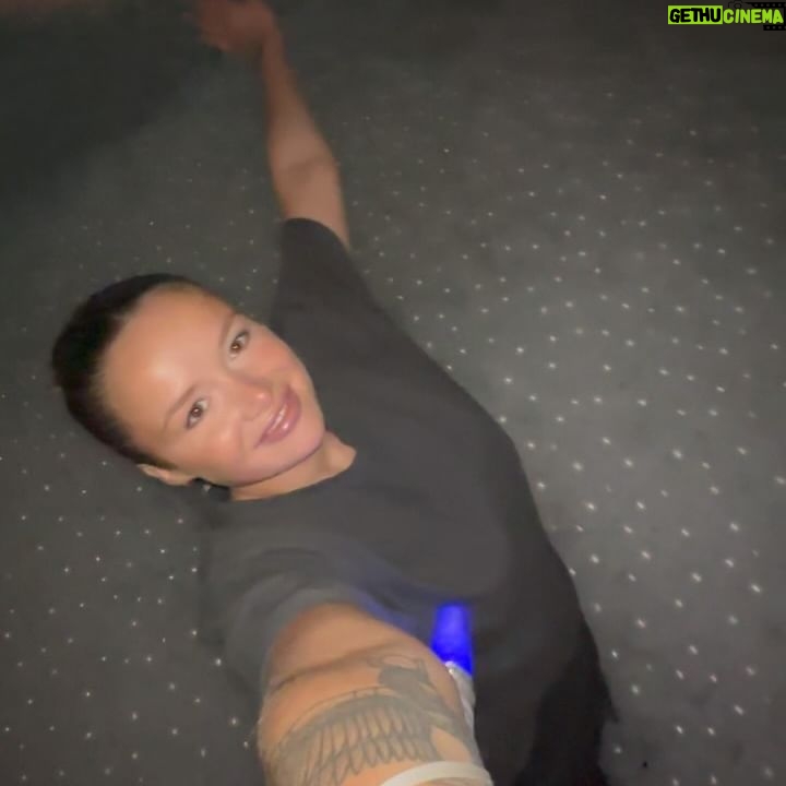 Victoria Mehault Instagram - Les futurs darons dans la piscine à boules 😭🫧 spoiler alert : ça fou l’angoisse