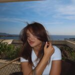 Victoria Mehault Instagram – Dans ma brunette era (même couleur que le canap) 💇🏽‍♀️ J’ai décidé de laisser mes cheveux tranquille avec les décolorations (jusqu’à quand d’ailleurs???) parce que je sentais qu’ils en pouvaient plus et qu’ils pouvaient me lâcher à tout moment 😭 Comme d’habitude, @sabrina_creation à collaboré avec moi pour m’aider à faire cette transition 🤍 Du coup vous préférez quoi??? Même si je peux pas retourner en arrière mnt 😭😭😭